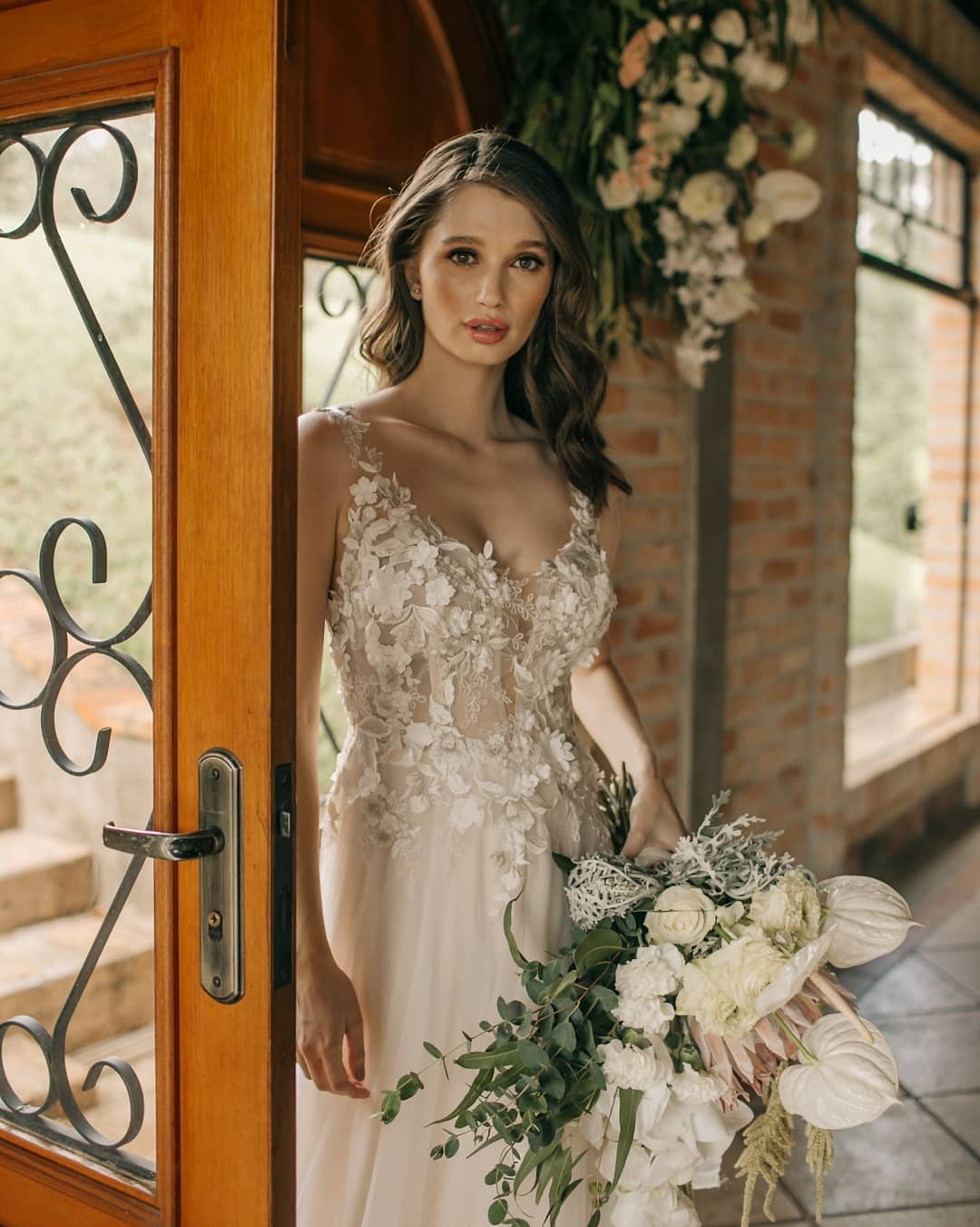 Vestido de novia elegante largo de corte A sin mangas con flores y espalda descubierta con encaje