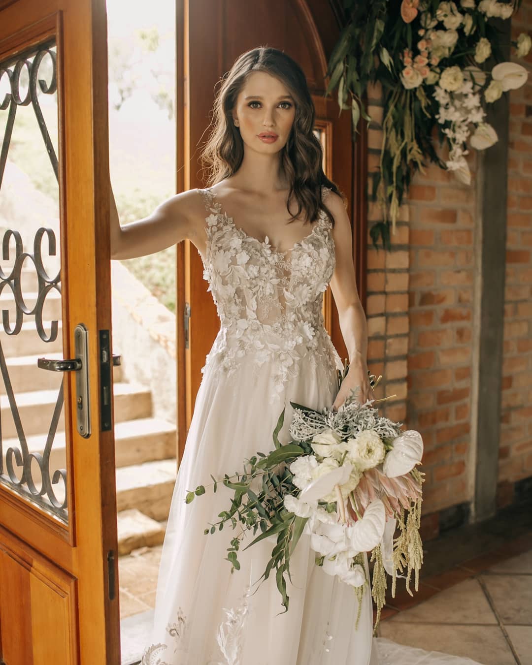 Vestido de novia elegante largo de corte A sin mangas con flores y espalda descubierta con encaje