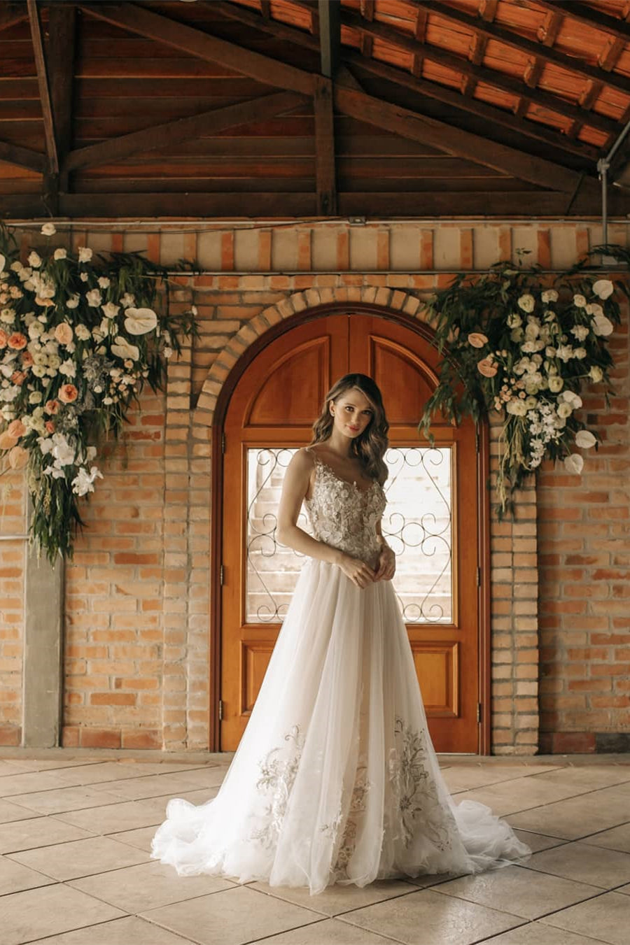 Vestido de novia elegante largo de corte A sin mangas con flores y espalda descubierta con encaje