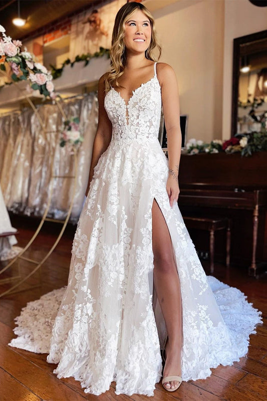Vestido de noiva longo e chique com alças finas e renda e fenda