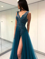 Vestido de baile elegante comprido em linha A com decote em V, tule, costas descobertas e racha
