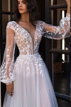 Vestido de novia elegante, largo, corte A, escote en V, tul, encaje, cola capilla y mangas