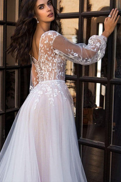 Schickes langes A-Linien-Brautkleid mit V-Ausschnitt und Kapellenschleppe aus Tüllspitze und Ärmeln