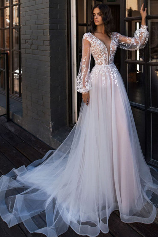 Robe de mariée longue chic en tulle, coupe trapèze, col en V, traîne chapelle, avec manches