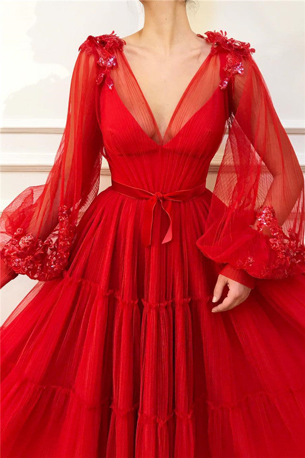 Vestido de baile vermelho em tule, longo, evasê, com decote em V e mangas