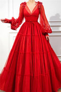 Vestido de baile vermelho em tule, longo, evasê, com decote em V e mangas