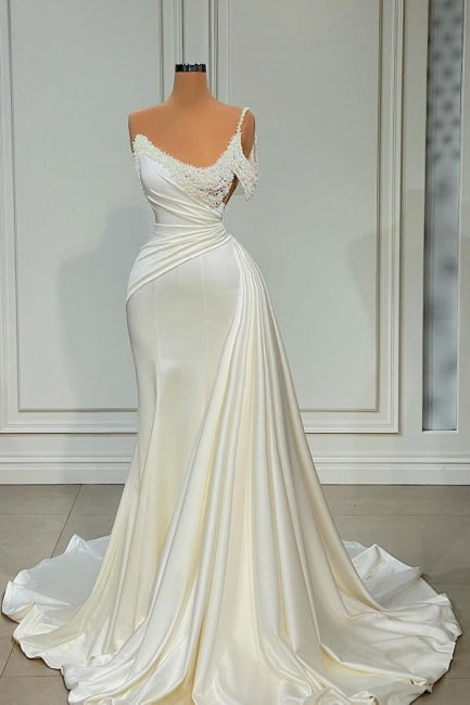 Elegante vestido de novia largo color marfil con corte sirena, sin mangas y un hombro con perlas