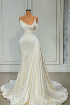 Elegante vestido de novia largo color marfil con corte sirena, sin mangas y un hombro con perlas