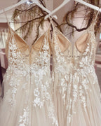 Vestido de novia elegante de tul con escote en V, tirantes finos largos y apliques de encaje.