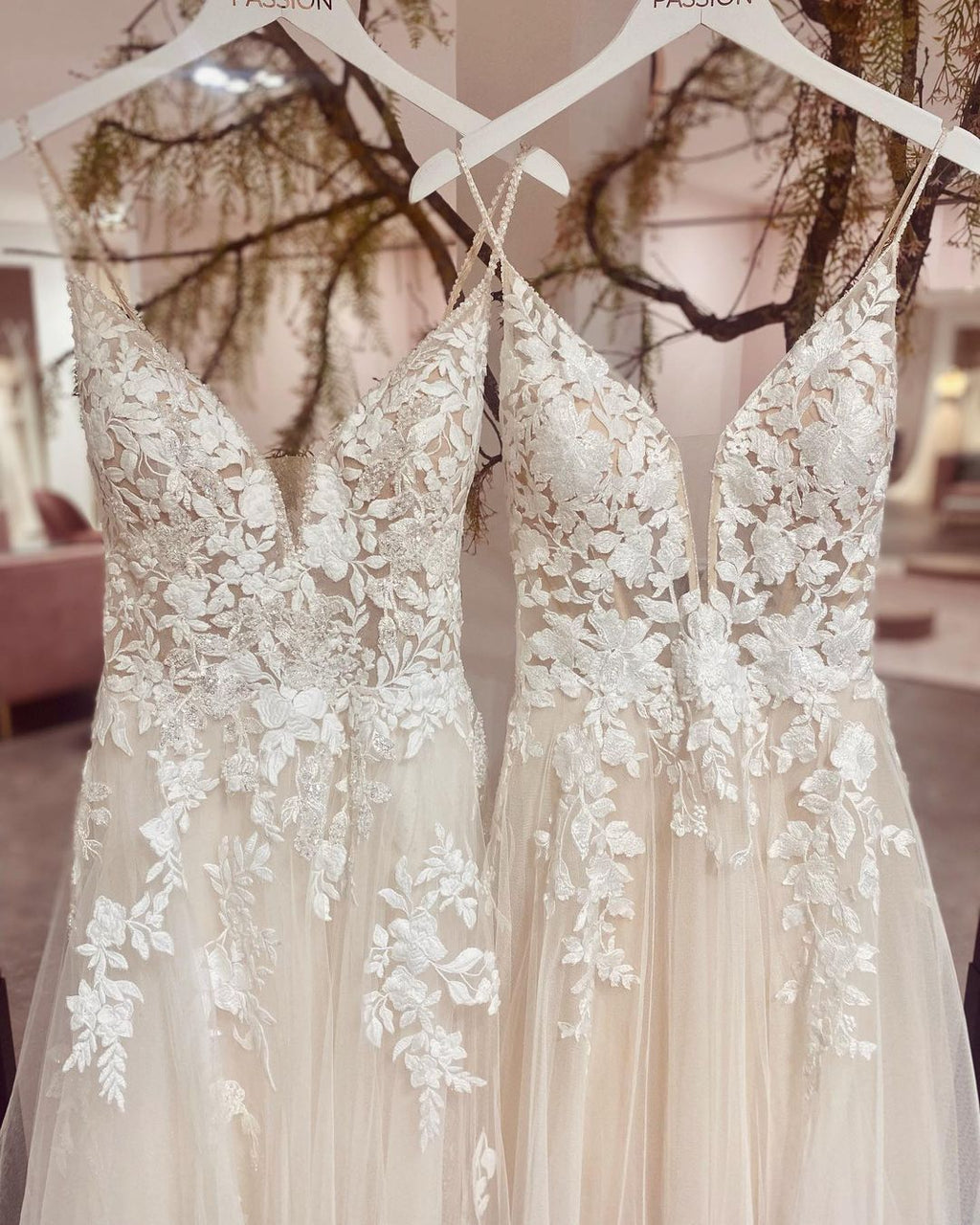 Vestido de novia elegante de tul con escote en V, tirantes finos largos y apliques de encaje.