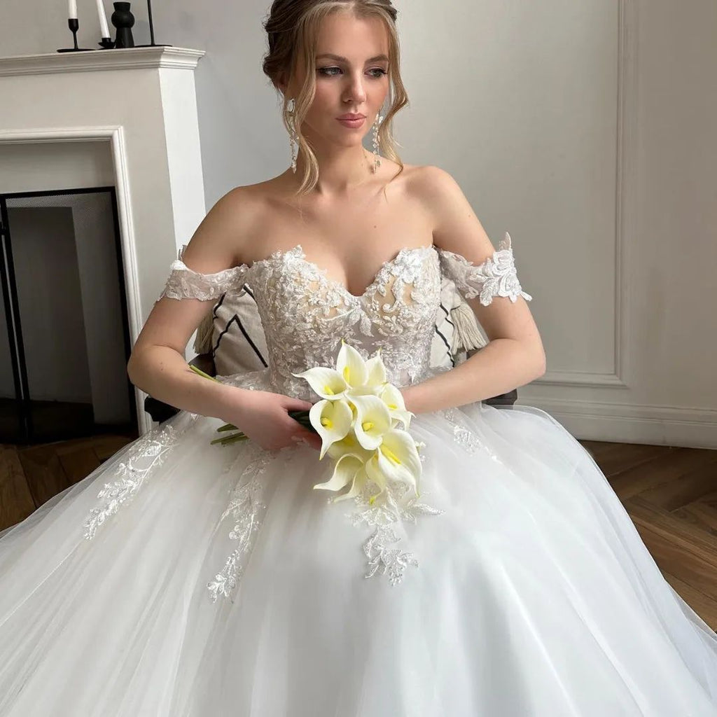 Robe de mariée chic longue blanche en dentelle et tulle, ligne A, décolletée épaules dénudées