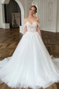 Robe de mariée chic longue blanche en dentelle et tulle, ligne A, décolletée épaules dénudées