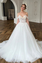 Robe de mariée chic longue blanche en dentelle et tulle, ligne A, décolletée épaules dénudées