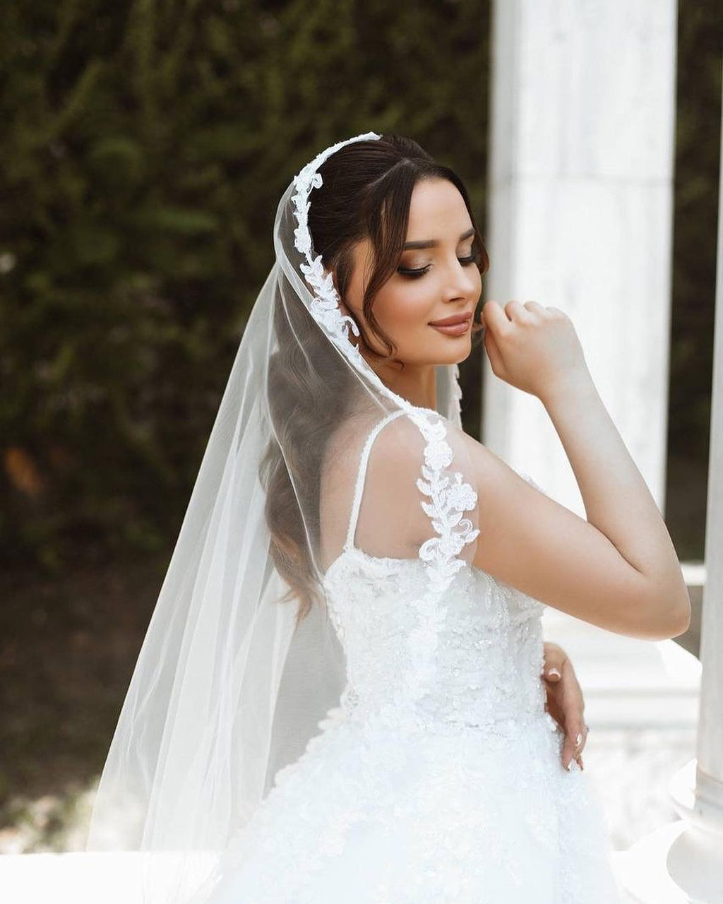 Vestido de novia elegante, largo, blanco, de corte A, con tirantes finos y encaje, sin mangas