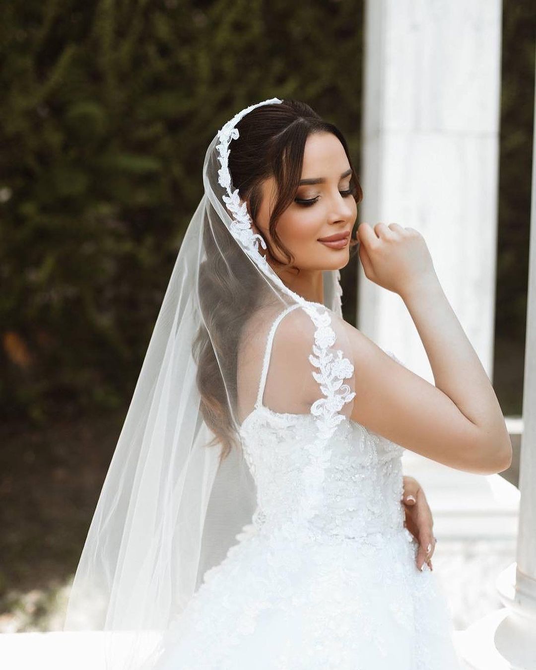 Vestido de novia elegante, largo, blanco, de corte A, con tirantes finos y encaje, sin mangas