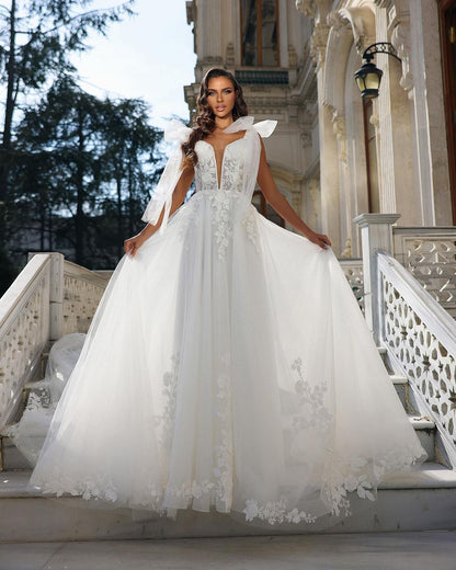 Schickes langes weißes ärmelloses A-Linien-Brautkleid mit V-Ausschnitt und Spitze