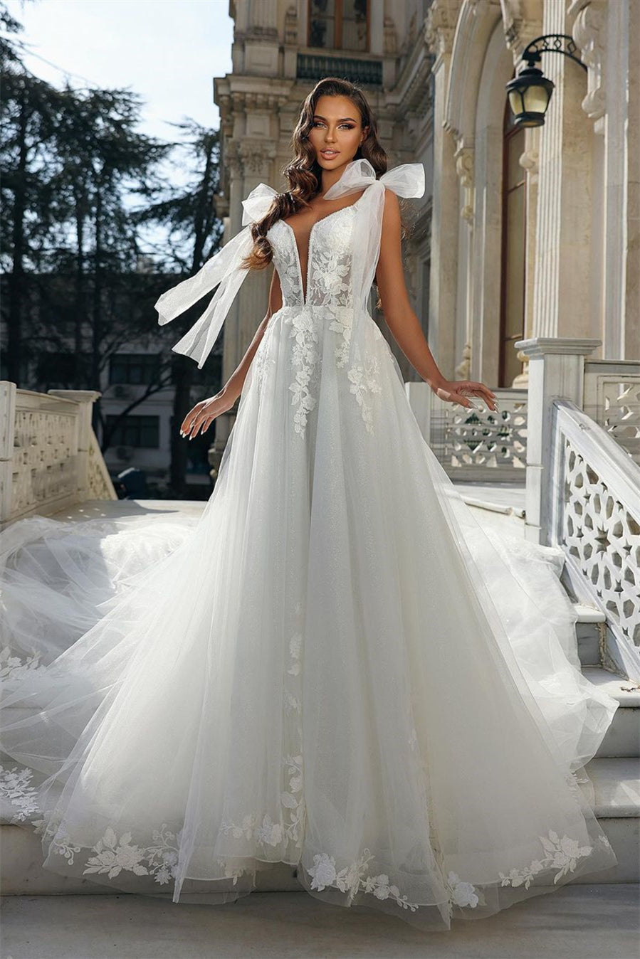 Schickes langes weißes ärmelloses A-Linien-Brautkleid mit V-Ausschnitt und Spitze