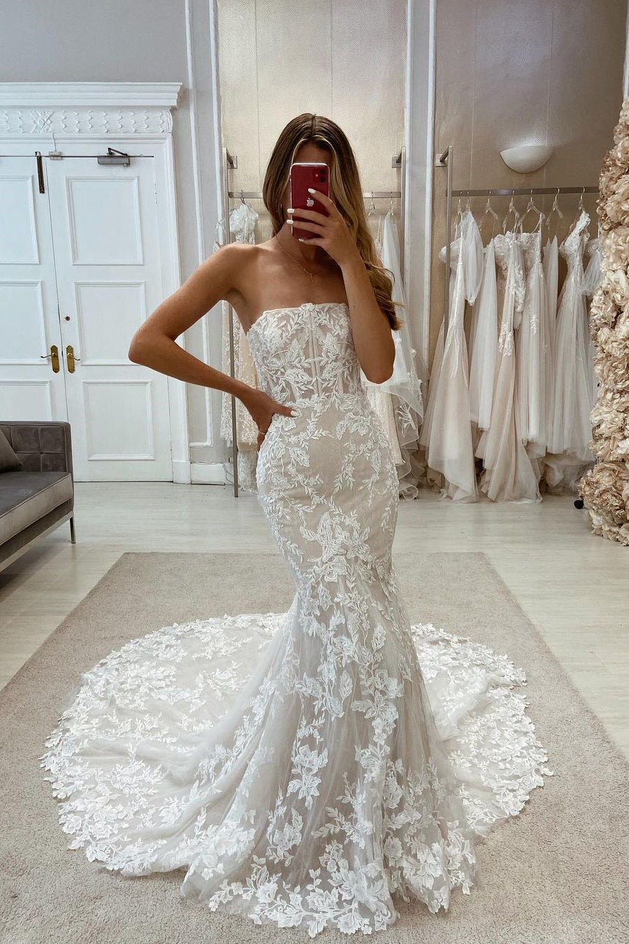Robe de mariée chic sirène sans manches avec appliques et traîne