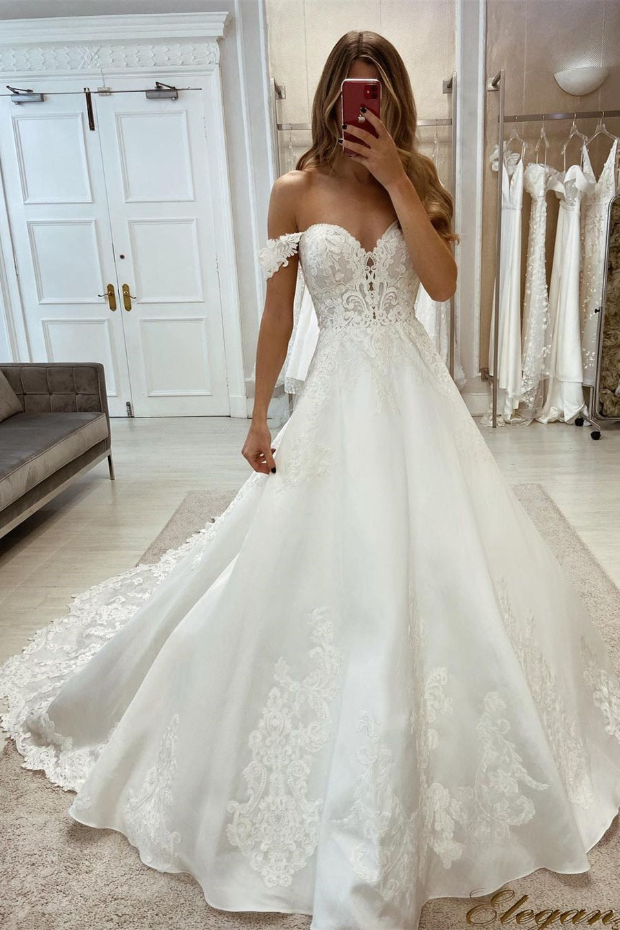Schickes schulterfreies A-Linien-Brautkleid aus Spitzensatin