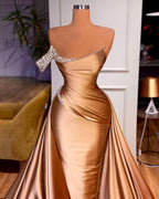 Elegante abito da sera sirena con una spalla e cristalli, con strascico staccabile