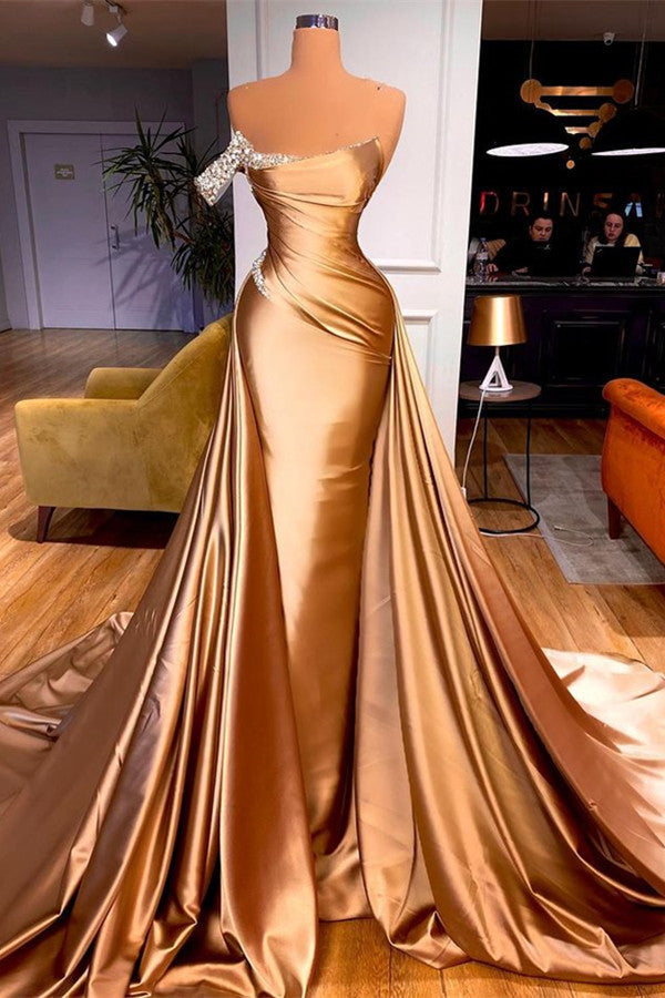 Elegante abito da sera sirena con una spalla e cristalli, con strascico staccabile