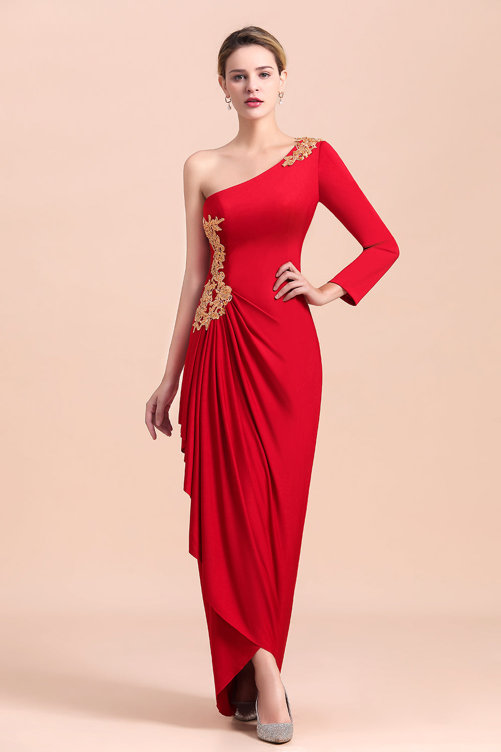 Elegante abito da madre della sposa con manica lunga a una spalla e balze, decorato con applicazioni