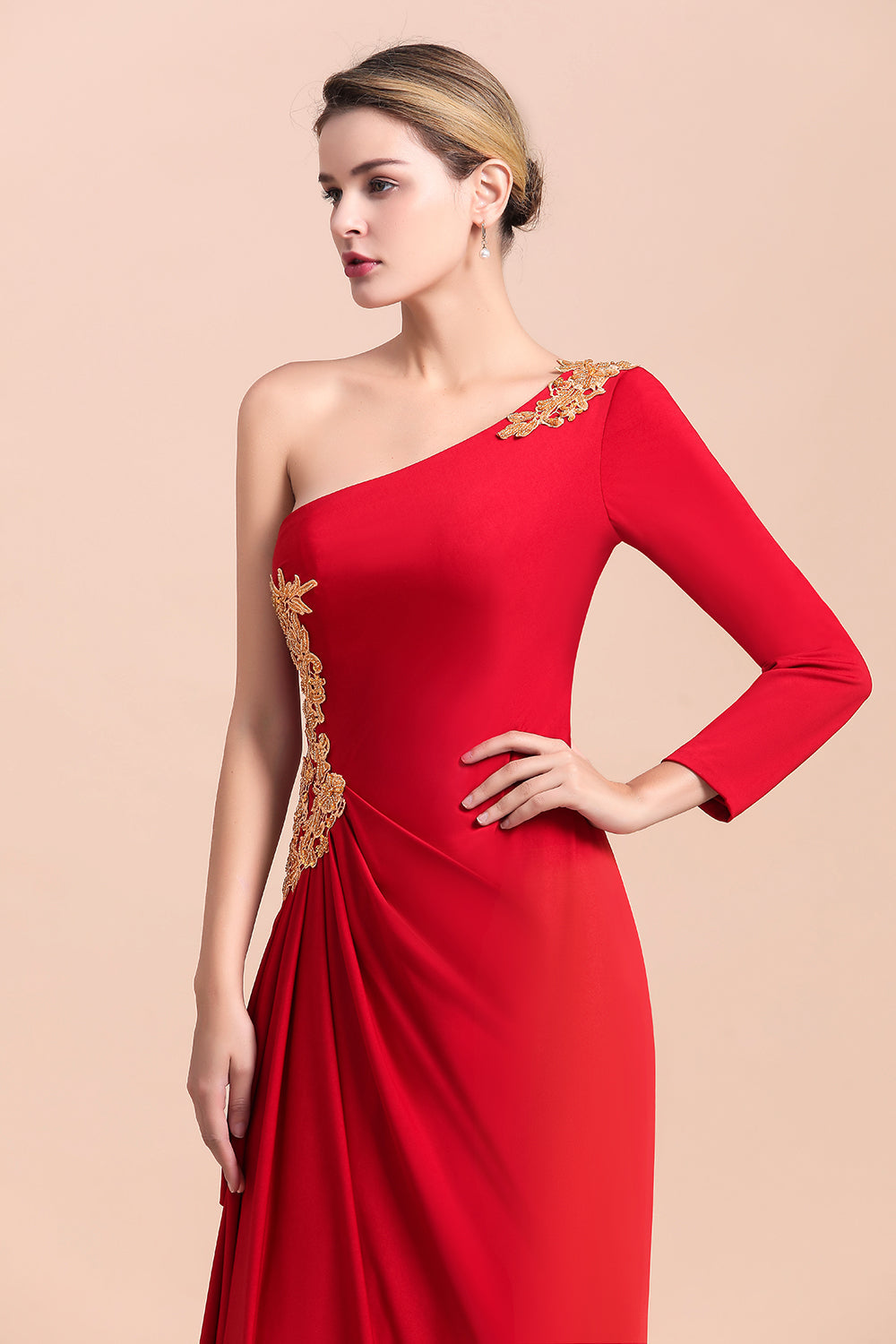 Elegante abito da madre della sposa con manica lunga a una spalla e balze, decorato con applicazioni