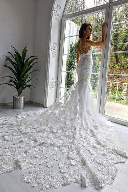 Vestido de novia elegante de corte sirena, sin mangas y con tirantes finos y cola capilla