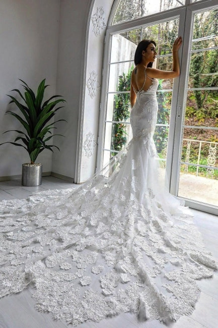 Vestido de noiva chique sem mangas com alças finas e cauda de sereia