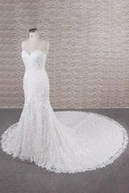 Abiti da sposa eleganti a sirena con applicazioni e spalline sottili chic