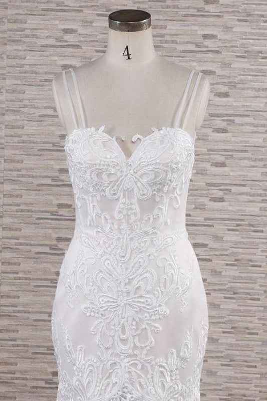 Abiti da sposa eleganti a sirena con applicazioni e spalline sottili chic