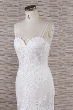 Abiti da sposa eleganti a sirena con applicazioni e spalline sottili chic