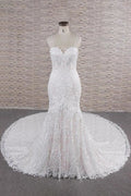 Abiti da sposa eleganti a sirena con applicazioni e spalline sottili chic