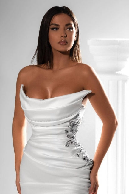 Elegante abito da sera lungo in raso senza spalline con spacco frontale e balze