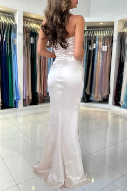 Elegante abito da sera in raso a colonna senza maniche con scollo a cuore e spacco frontale