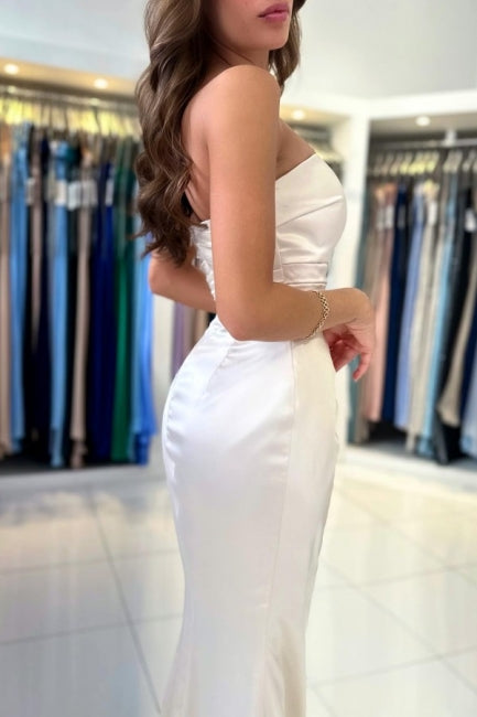 Elegante abito da sera in raso a colonna senza maniche con scollo a cuore e spacco frontale
