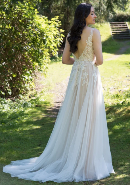 Chic V-neck Appliques Tulle A-line Wedding Dress