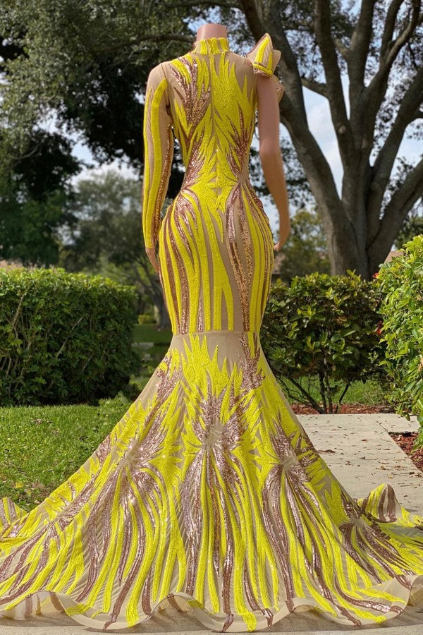 Elegante abito da sera giallo con collo alto, maniche lunghe, una spalla e taglio sirena
