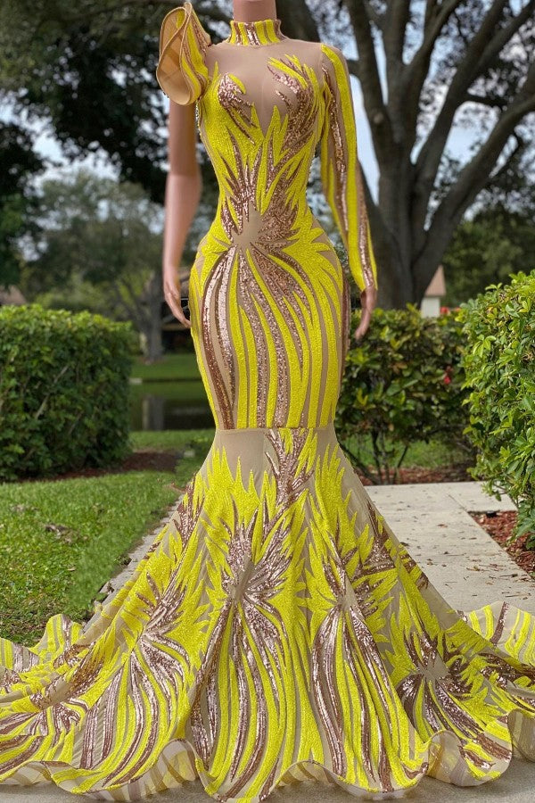 Elegante abito da sera giallo con collo alto, maniche lunghe, una spalla e taglio sirena