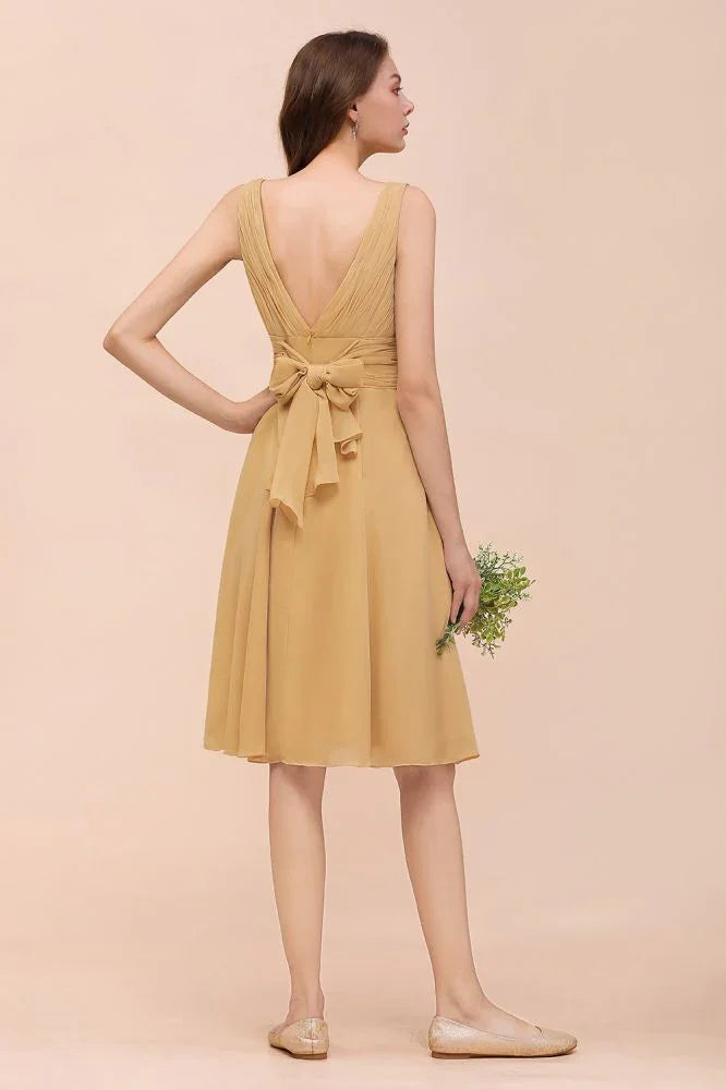 Vestido corto dorado de dama de honor de gasa Vestido diario informal sin mangas con escote en V