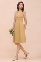 Vestido corto dorado de dama de honor de gasa Vestido diario informal sin mangas con escote en V