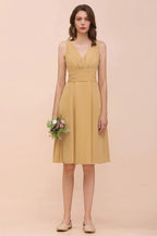 Vestido corto dorado de dama de honor de gasa Vestido diario informal sin mangas con escote en V