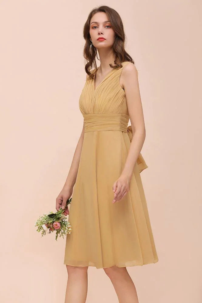 Vestido corto dorado de dama de honor de gasa Vestido diario informal sin mangas con escote en V
