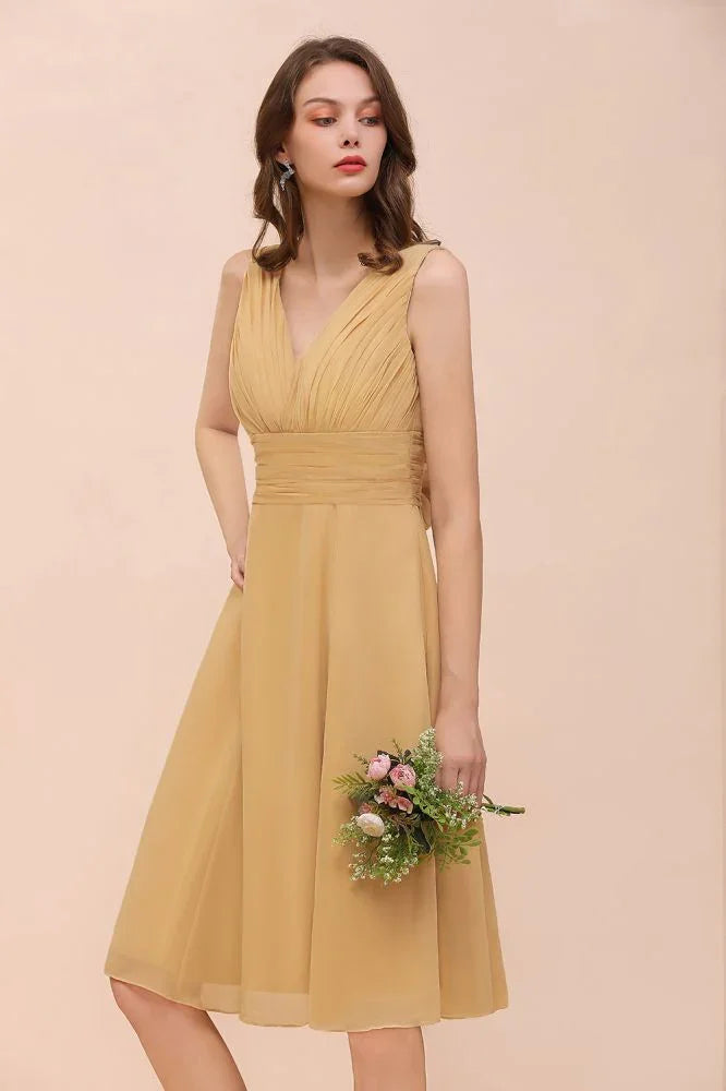 Vestido corto dorado de dama de honor de gasa Vestido diario informal sin mangas con escote en V