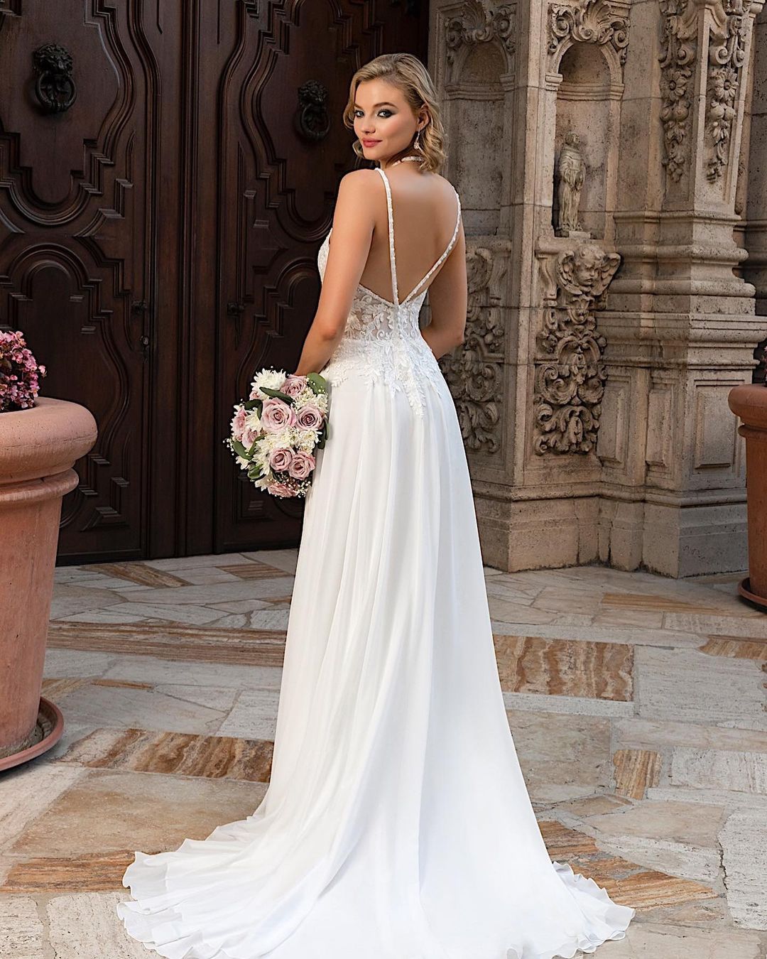 Chiffon Wedding Dress With Lace Appliques Spaghetti Straps Backless Slit