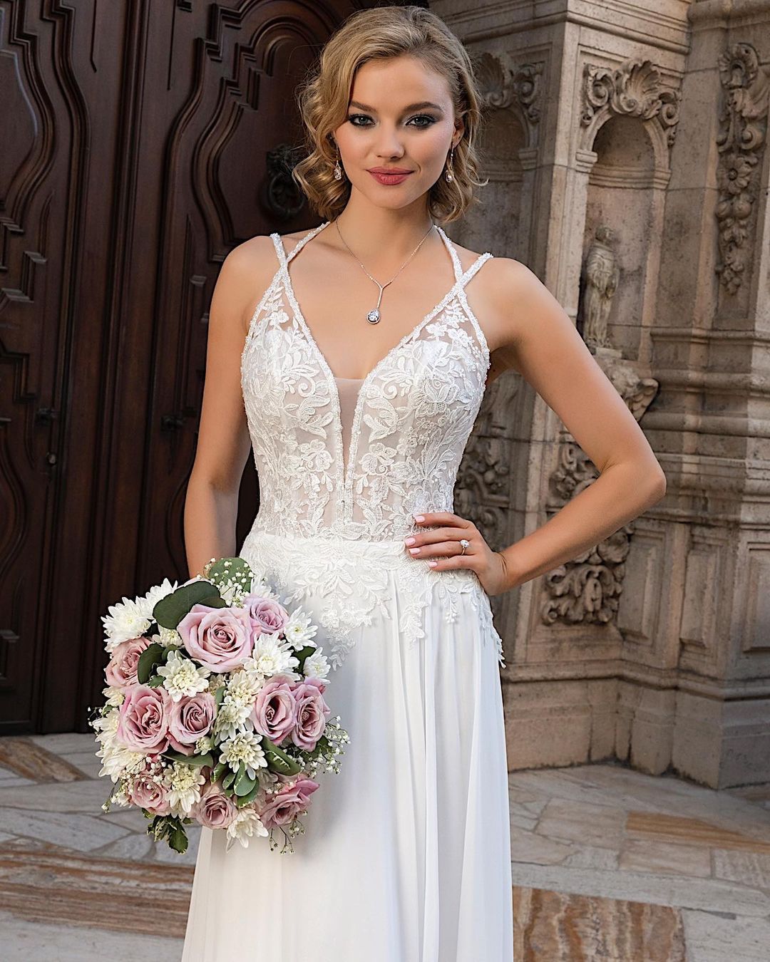 Chiffon Wedding Dress With Lace Appliques Spaghetti Straps Backless Slit