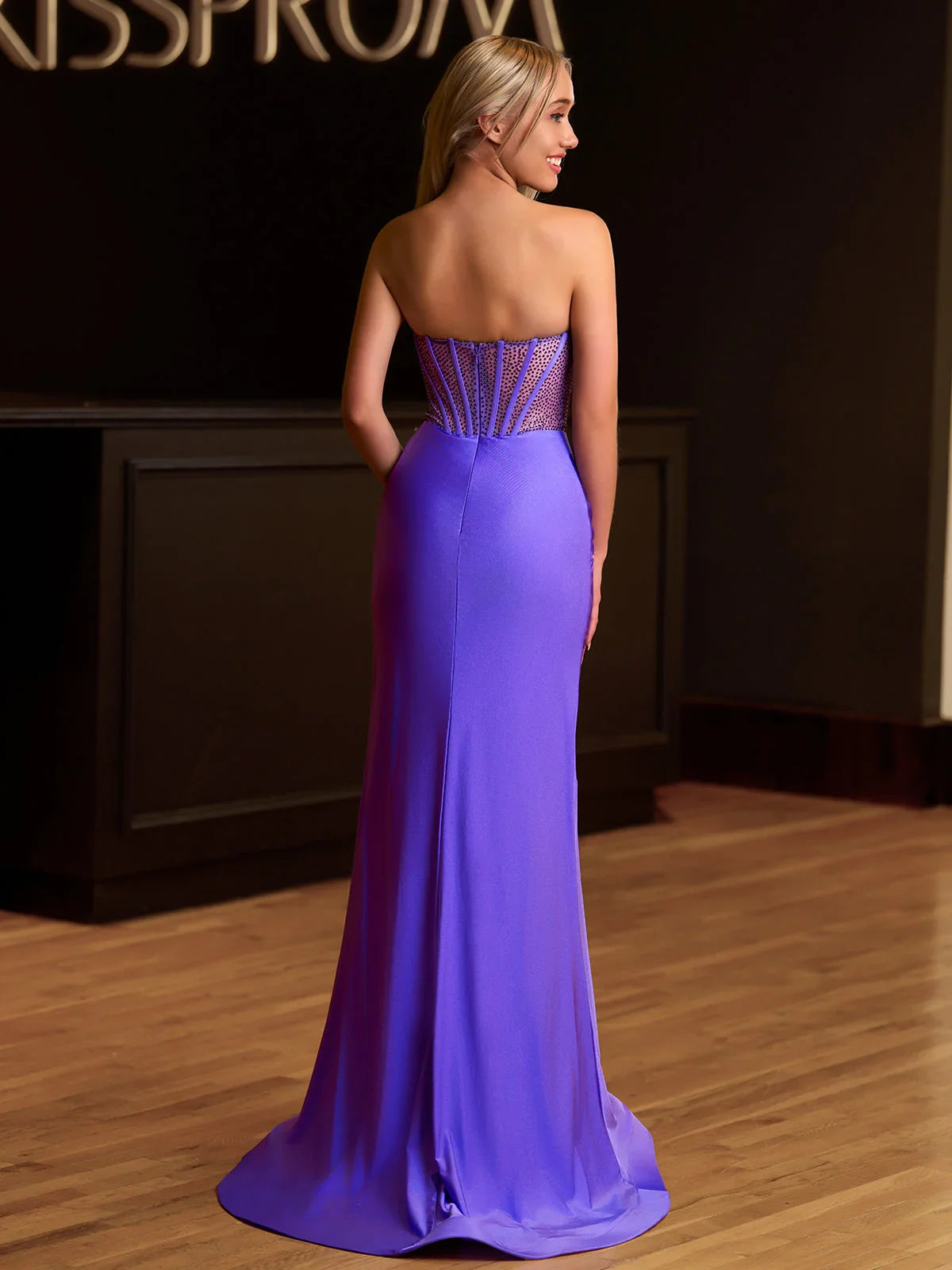 Arana| Robes longues de bal en satin fuchsia sirène sans bretelles avec perles