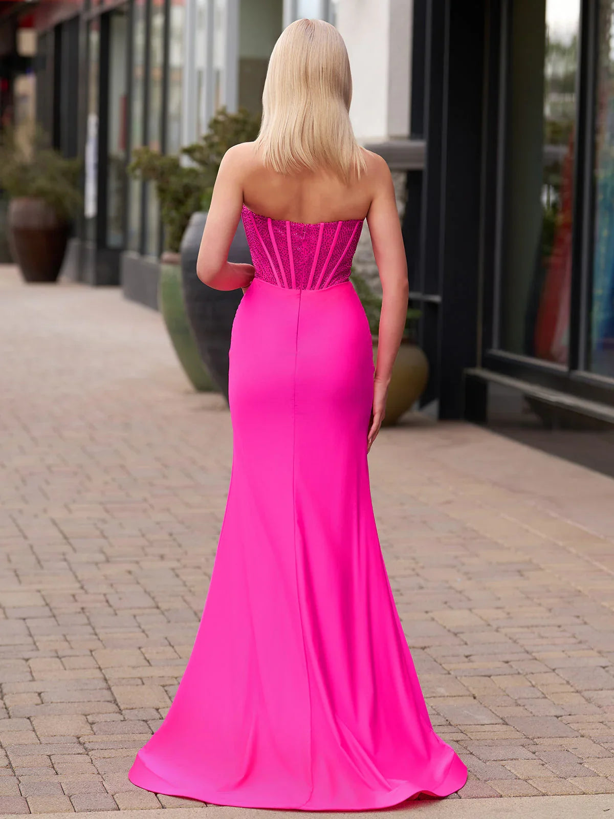 Arana| Robes longues de bal en satin fuchsia sirène sans bretelles avec perles
