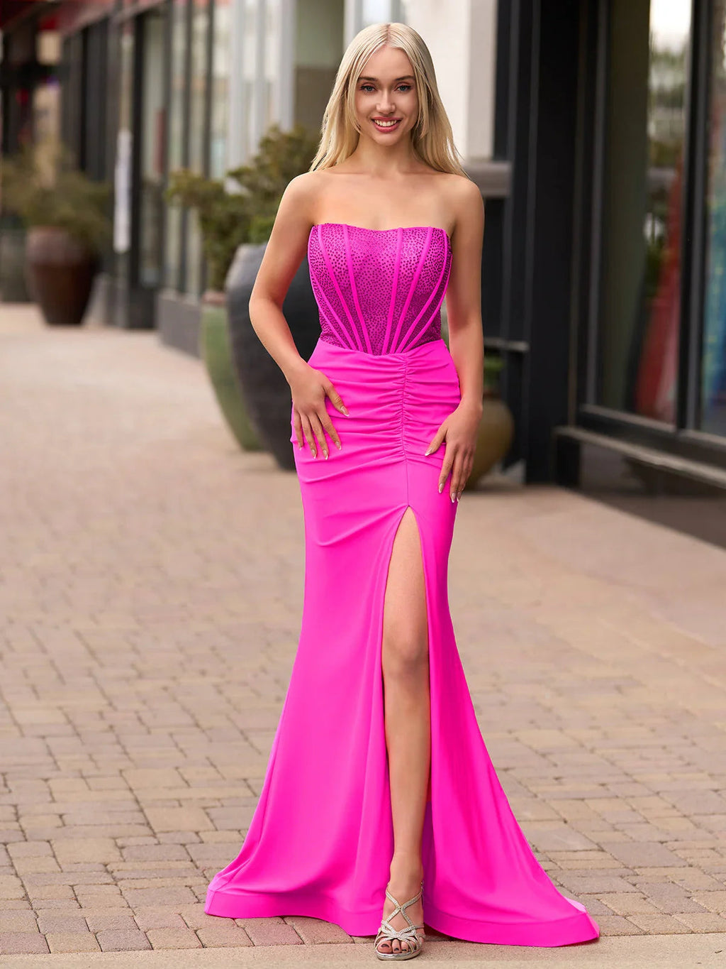 Arana| Robes longues de bal en satin fuchsia sirène sans bretelles avec perles