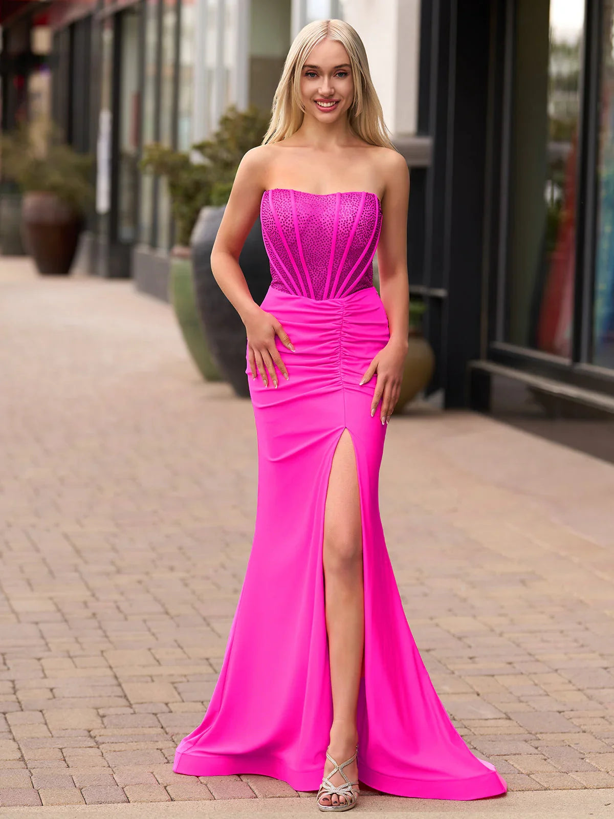 Arana| Robes longues de bal en satin fuchsia sirène sans bretelles avec perles